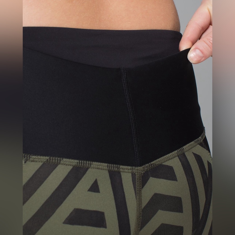Lululemon Athletica Green Chevron Shuffle Black Clip in Crop Leggings size 6 EUC - Picture 8 of 15